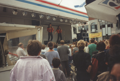 605872 Afbeelding van het optreden van twee zangeressen tijdens een festiviteit in het winkelcentrum Lunetten aan de ...